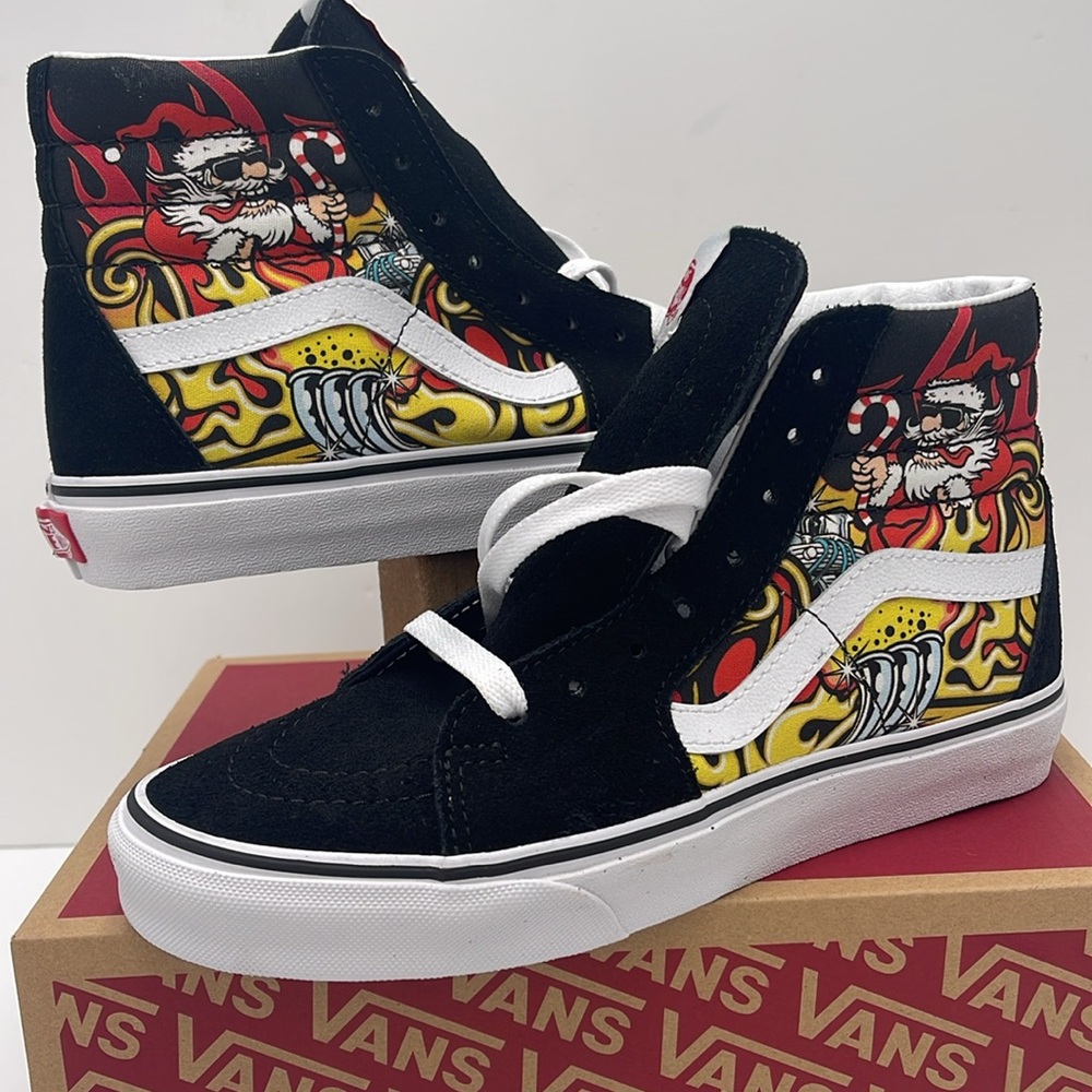 Vans Men’s High-Top Sneakers - Black Red Sk8-Hi
Santa Flame Black
VN0A4BVTBLK